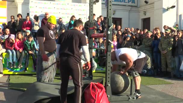 The athlete over the bar throws a stone ball 160 kg — Stock Video