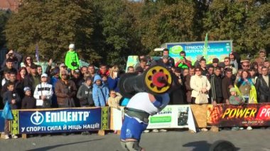 Spor bayrak. Atlet ancak demir blok yükseltir