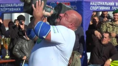 Atlet ancak halter ağırlığı 95 kg yükseltir