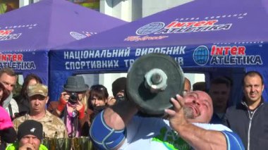 95 kg ağırlığındaki ağır ağırlıkların kaldırılması