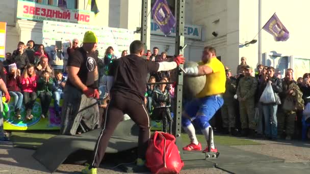 Sportowiec rzuca piłkę z kamienia i prosi o wsparcie od publiczności — Wideo stockowe
