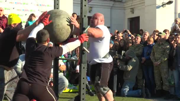 Спортсмен двічі ледь кидає кам'яну кулю 160 кг — стокове відео