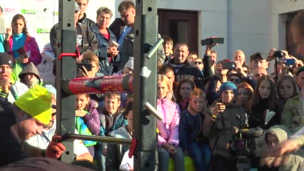 Спортсмены по очереди перемещаются по стойке 160 кг каменным шаром — стоковое видео