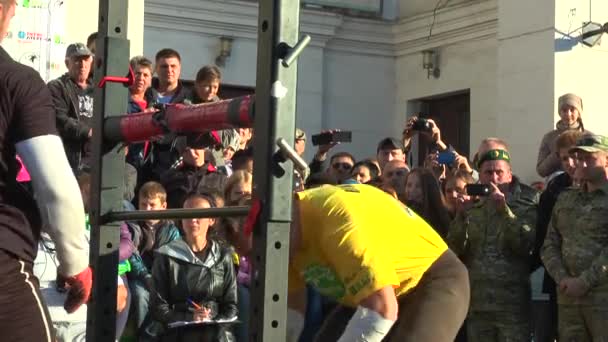 Idrottaren från Ukraina fyra gånger kastar en sten kula 160 kg — Stockvideo