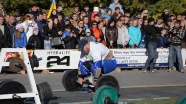 Meşale bayrak sırasında Sporcular halter yükseltir