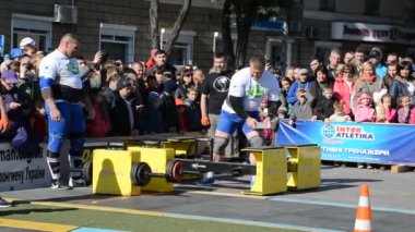 Meşale bayrak sırasında Sporcular demir nesneleri yükseltir