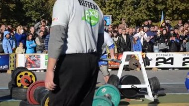 Meşale bayrak sırasında Sporcular demir nesneleri yükseltir
