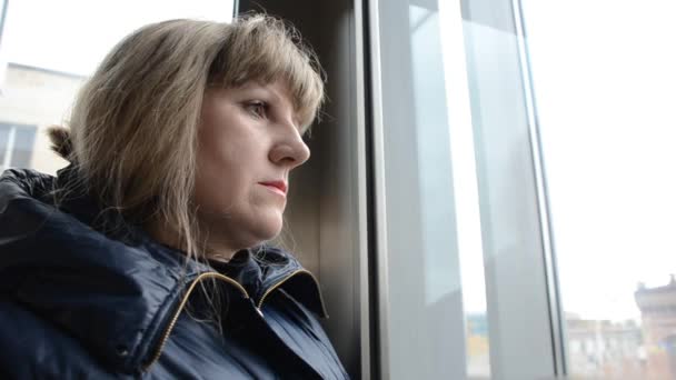 Mujer montando en un ascensor — Vídeos de Stock