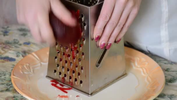 Preparação de salada Esfregando beterrabas em um ralador — Vídeo de Stock