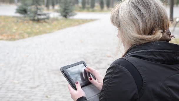 Woman works with a tablet — Stock Video