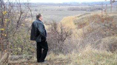 Bir adam tepeye sırtında