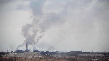 Siyah fabrika bacaları duman