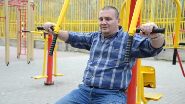 El hombre en el gimnasio al aire libre — Vídeos de Stock