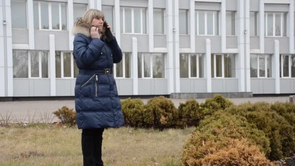 Een vrouw in de buurt van het business center — Stockvideo