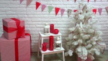 Noel hediyeleri yapay Noel ağacı yakınındaki