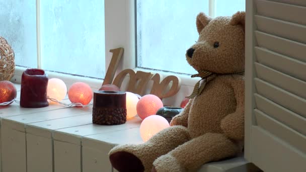 Teddybär sitzt am Fenster — Stockvideo