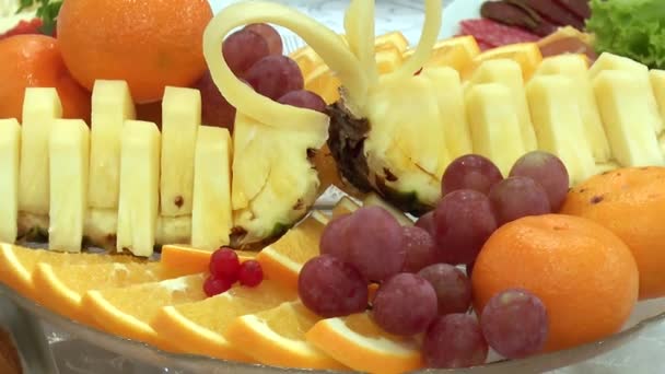 Dessert mit frischen Früchten auf einem Teller — Stockvideo