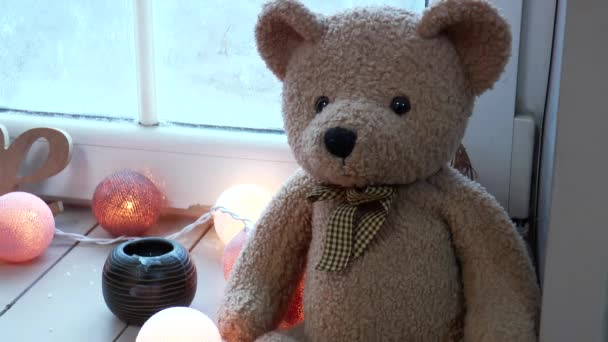 Teddy bear with a garland — Stock Video