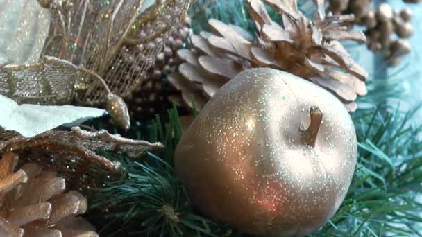 Decoraciones navideñas manzana dorada — Vídeos de Stock