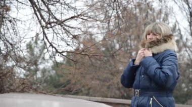 Kadın ceket soğukta saklanıyor