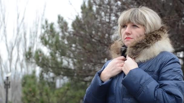 Η όμορφη γυναίκα καλύπτει σε ένα γούνινο γιακά — Αρχείο Βίντεο