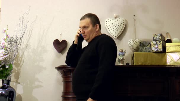 Mannen i rummet prata i telefon — Stockvideo