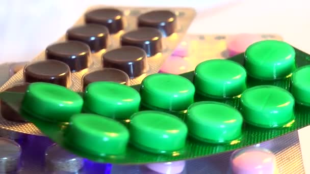 Los comprimidos en blísters giran sobre un fondo claro — Vídeo de stock