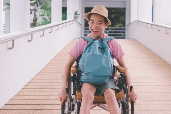 Mindervalide Kind Rolstoel Glimlachend Draag Een Zonnehoed Roze Shirt Blauwe — Stockfoto