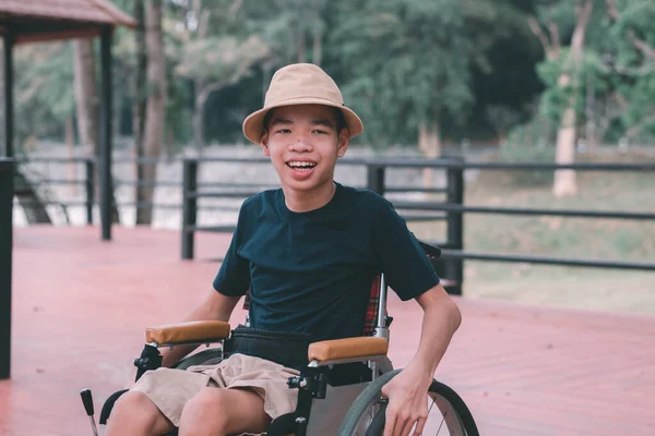 Mindervalide Kind Rolstoel Lachen Spelen Leren Buitenlucht Park Activiteit Als — Stockfoto