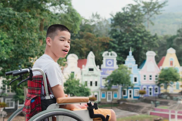 Mindervalide Kind Rolstoel Lachen Spelen Leren Buitenlucht Park Activiteit Als — Stockfoto