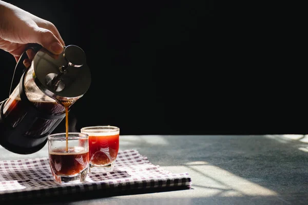 Eski Ahşap Masa Siyah Arka Plan Üzerinde Fransız Kahve Makinesinden — Stok fotoğraf
