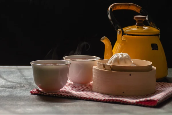 Vařené Buchty Dřevěném Koši Dva Poháry Žlutý Hrnec Voňavý Čaj — Stock fotografie