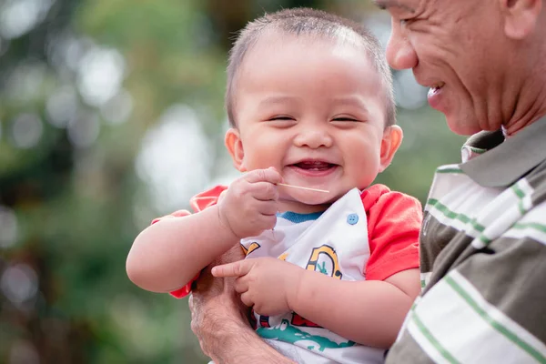 Portret Van Schattige Uitdrukkingen Van Aziatische Kleine Baby Grootvader Achtergrond — Stockfoto