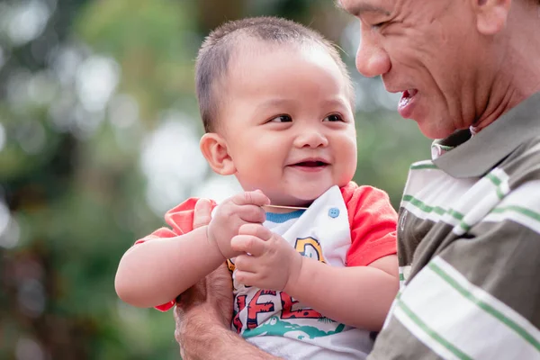 Portret Van Schattige Uitdrukkingen Van Aziatische Kleine Baby Grootvader Achtergrond — Stockfoto