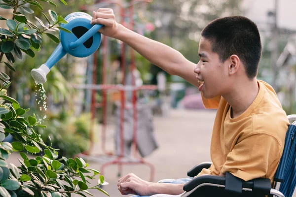 Aziatisch Speciaal Kind Rolstoel Water Geven Van Planten Ontwikkelingsactiviteiten Relaties — Stockfoto
