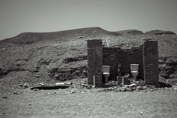 사막, 바깥 채로, 흑인과 백인에 외부 화장실 — 스톡 사진