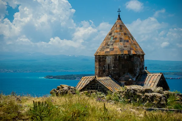 Iglesia medieval en el lago Sevan, Armenia —  Fotos de Stock