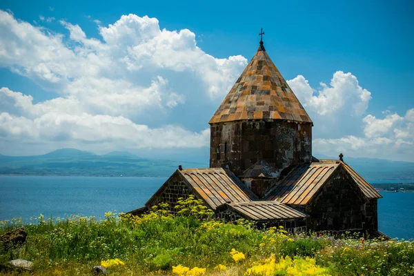 Gereja abad pertengahan di danau Sevan, Armenia horisontal — Stok Foto