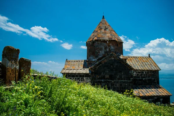 Krajobraz z kościoła, Khachkars i trawy — Zdjęcie stockowe