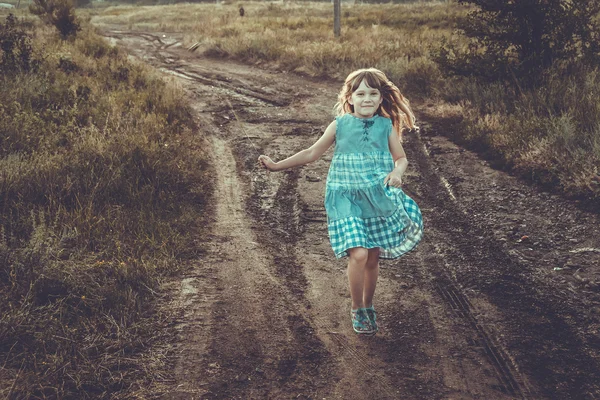 Correndo menina feliz — Fotografia de Stock