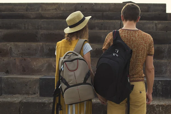一起去旅行的概念、 蜜月旅行癖。时髦的夫妻爱上了肩上的背包。后视图. — 图库照片