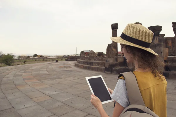 Femme voyageur tenant tablette lors de la visite Zvartnots Arménie. Technologie et voyages . — Photo