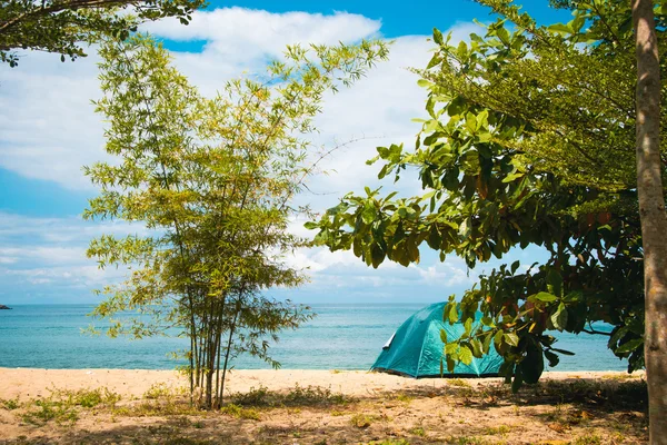Camping Tent op het strand. Begrip toerisme, actieve rust, vakantie — Stockfoto