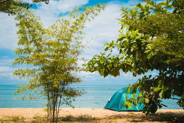 Camping Tenda sulla spiaggia. Turismo concetto, riposo attivo, vacanza Malesia — Foto Stock