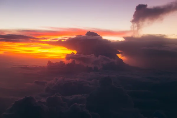 Vaikuttavat pilvet Malediivien saarten yllä auringonnousun aikaan. Pehmeä painopiste — kuvapankkivalokuva