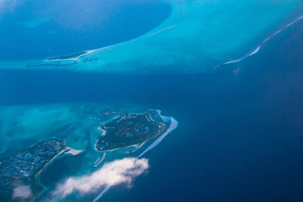 从飞机上马尔代夫群岛的鸟瞰图。抽象的颜色. — 图库照片
