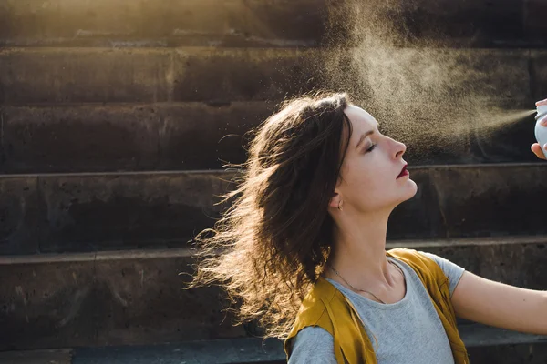 Genç kadın yenileme yüz termal su ile. Zevk, cilt bakım kavramı.