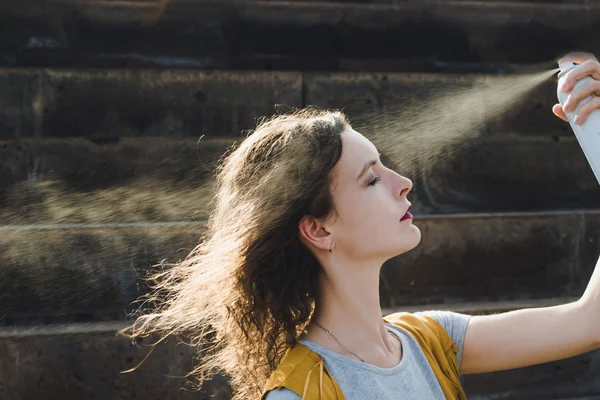 Genç kadın yüz dağılım termal su yenileniyor. Zevk, cilt bakım kavramı.