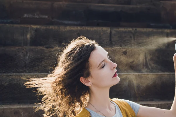 Jeune femme visage rafraîchissant avec de l'eau thermale. Profiter, soin de la peau, concept de temps chaud . — Photo