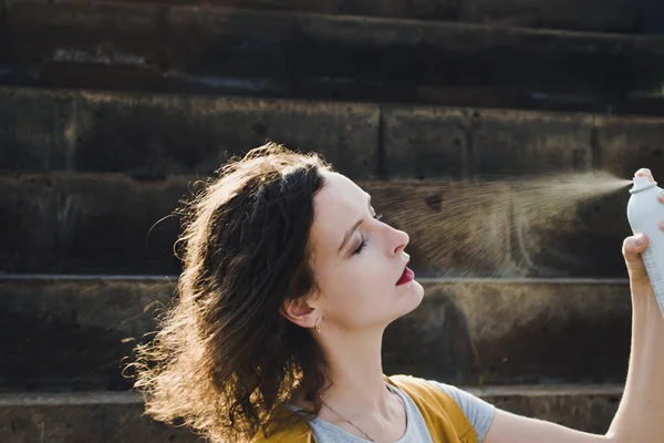 Genç kadın yüz termal su ile yenileniyor. Zevk, Cilt Bakımı, ısı kavramı.